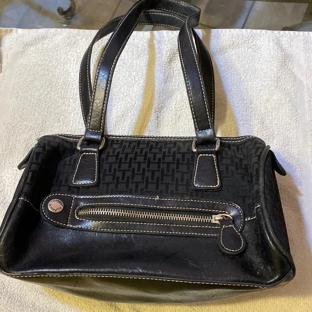 Womens Tommy Hilfiger black zip leather and fabric purse NWOT